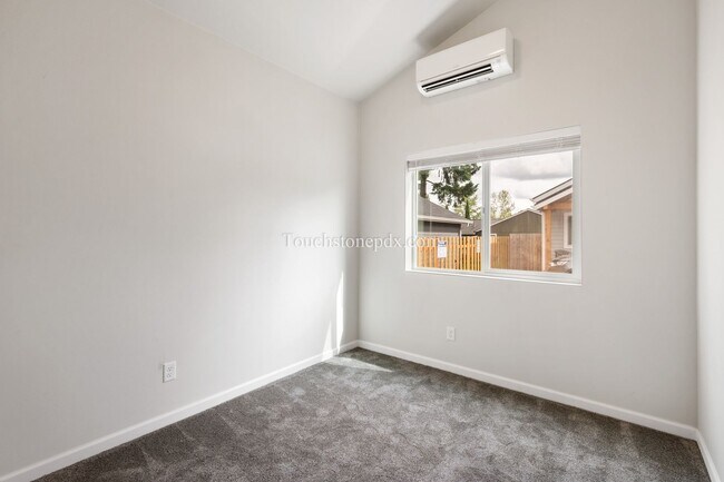 Building Photo - 826 SE 155th Ave