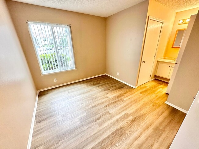 Building Photo - PET FRIENDLY One Bedroom Condo in a Peacef...
