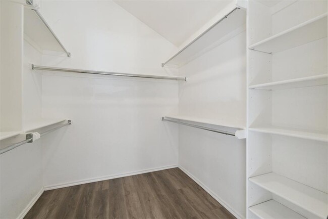 Building Photo - 16413 Village Green Dr