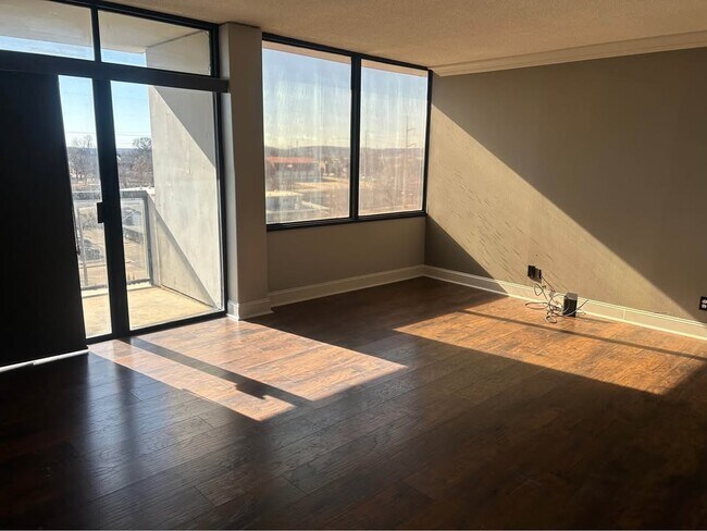 Building Photo - 410 W 7th St