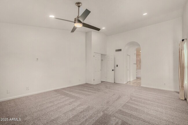 Building Photo - 687 E Park Ave