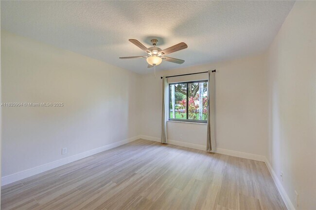 Building Photo - 7120 Hialeah Ln
