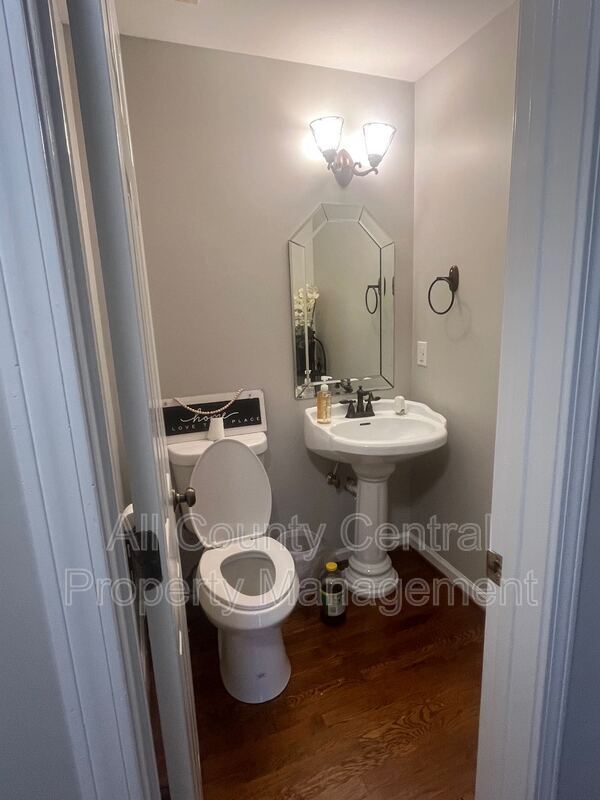 Building Photo - 6257 Canterbury Rd