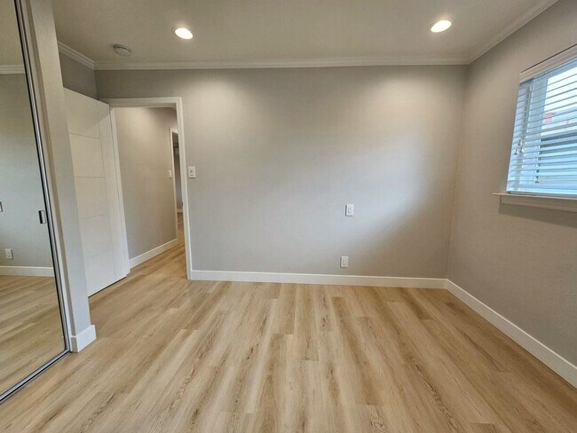Building Photo - Updated Top Floor 2 Bedroom/1 Bathroom Apa...