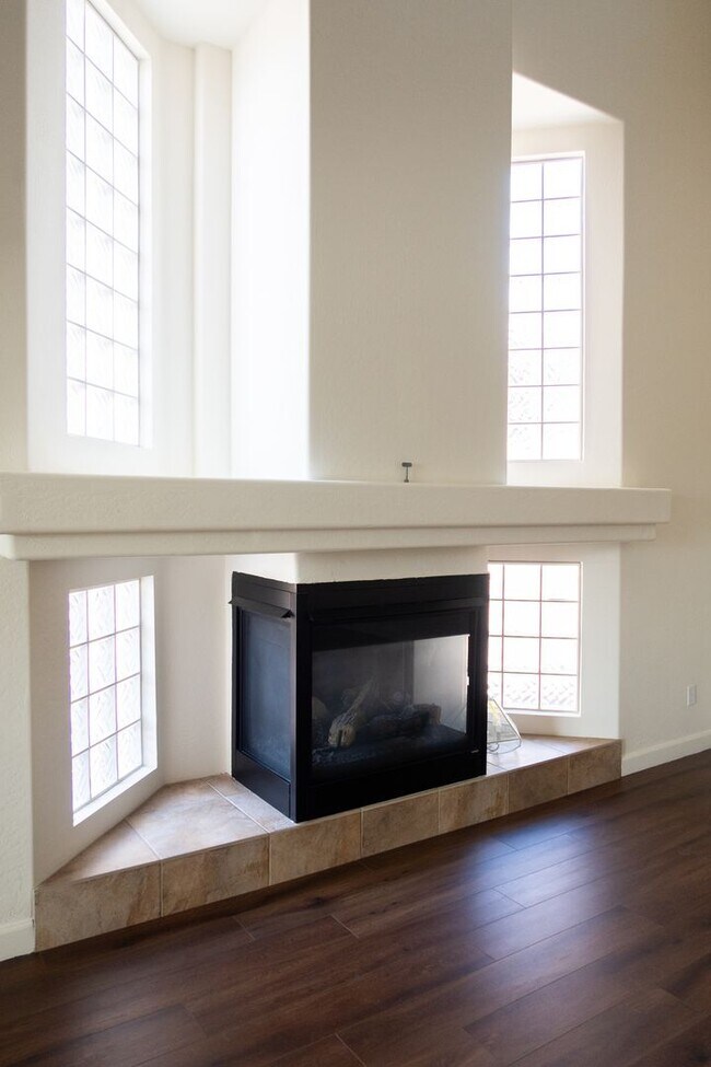 Building Photo - 4 Bed + Office | 3 Bath | 3-Car Garage | E...