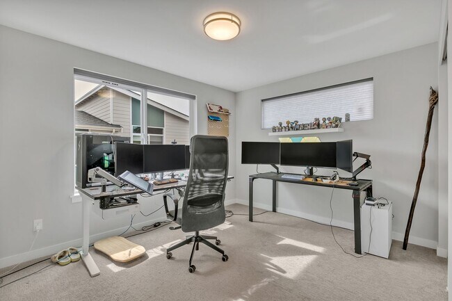 Building Photo - 3bed/2.5 Bath Modern Comfort Meets Elegant Design