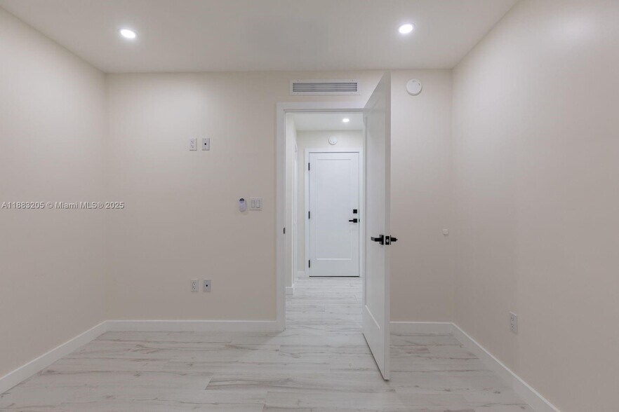 Building Photo - 5641 SW 67th Ave