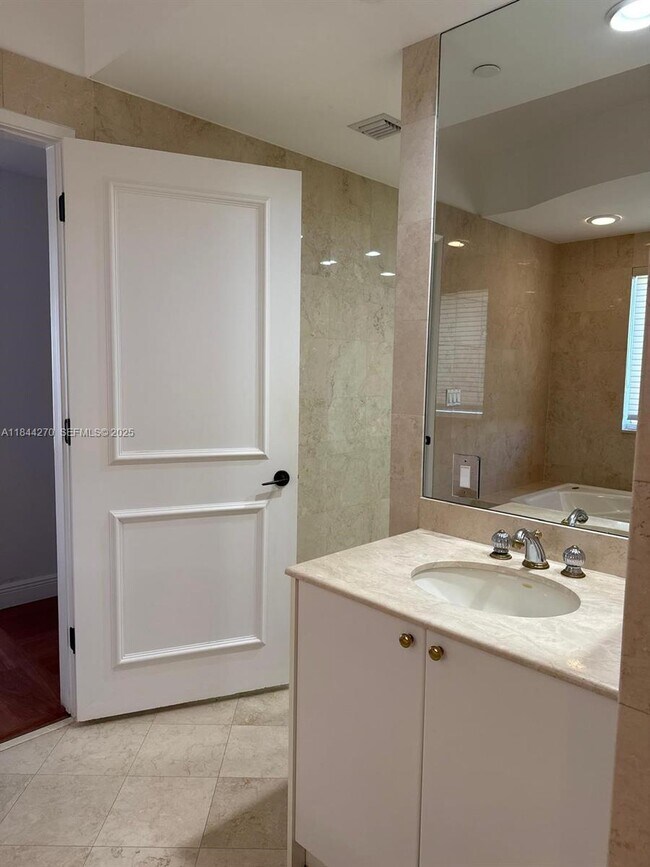 Building Photo - 785 Crandon Blvd