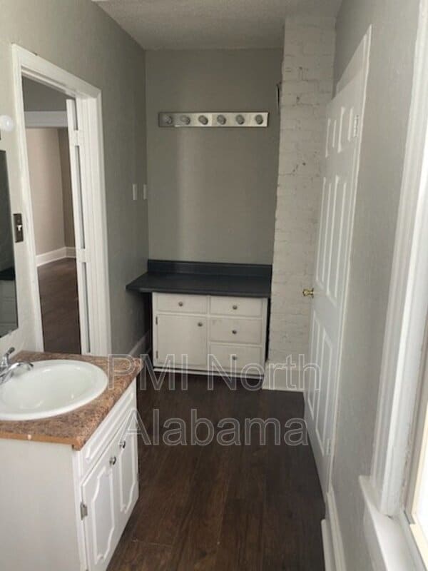 Building Photo - 1310 9th Ave SE