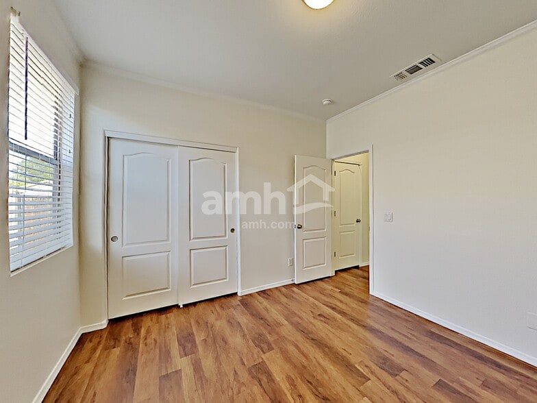 Building Photo - 9427 W Potter Dr