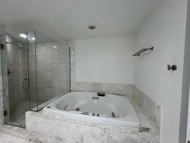 Building Photo - 1331 Brickell Bay Dr