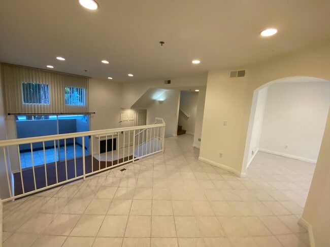 Building Photo - Awesome Townhouse in El Segundo w/Laundry in Unit, Garage and Pool