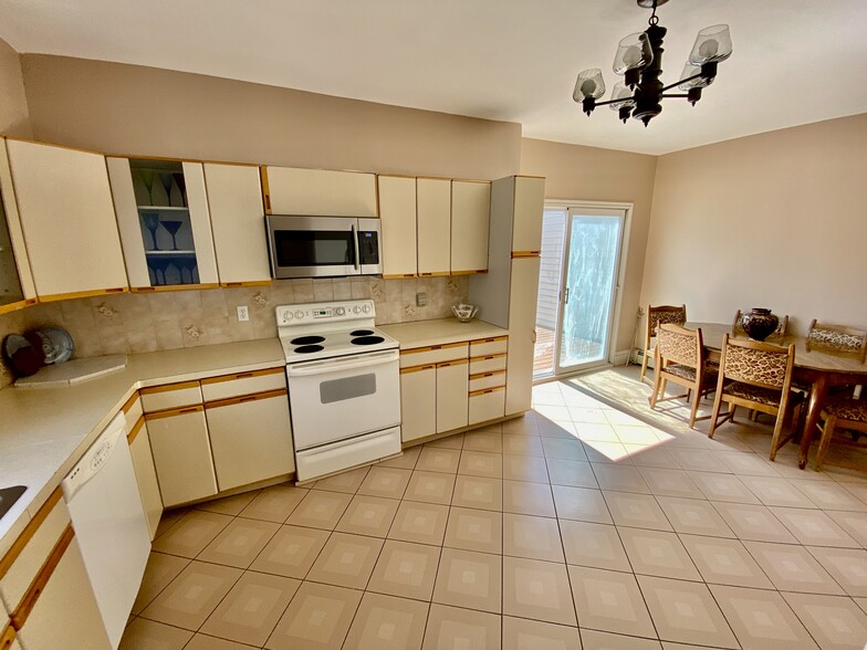 Kitchen - 208 Rawson Rd
