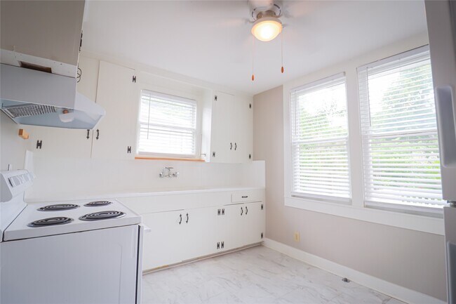 Building Photo - 3012 Avenue O 1/2