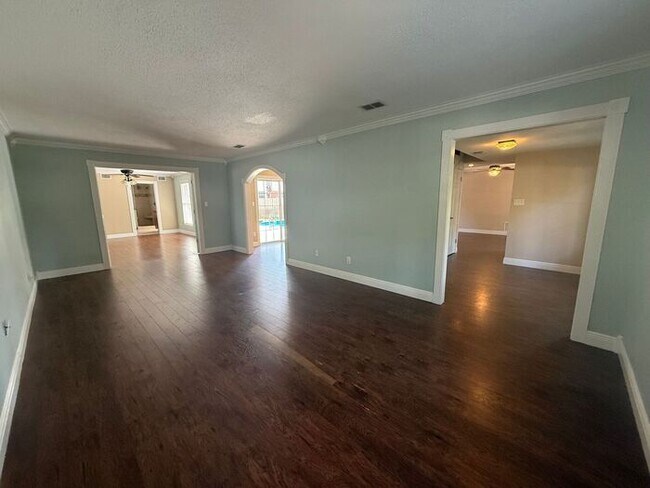 Building Photo - Gulf Breeze - Proper - 5 bedroom, 3.5 bathroom with pool and lawn care included