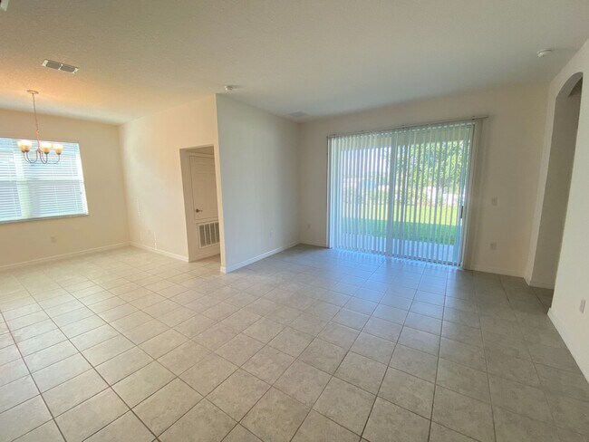 Building Photo - Carlisle Grand-520 Novara Way Davenport, F...