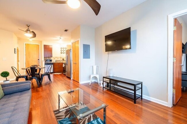 Building Photo - 898 Oak St SW