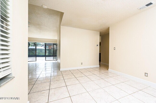 Building Photo - 4 Baywood Dr