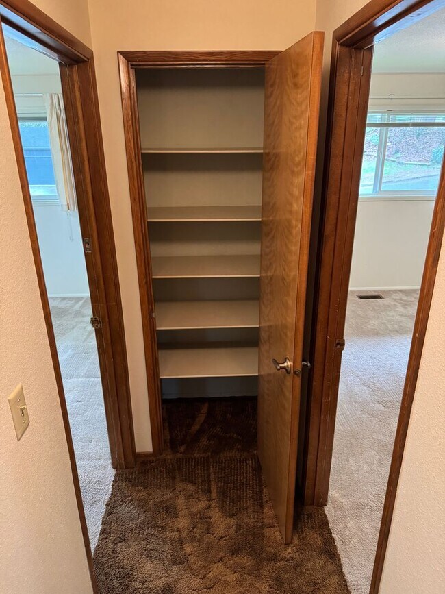 Building Photo - Updated 2 bedroom 1 bathroom house in Eugene!