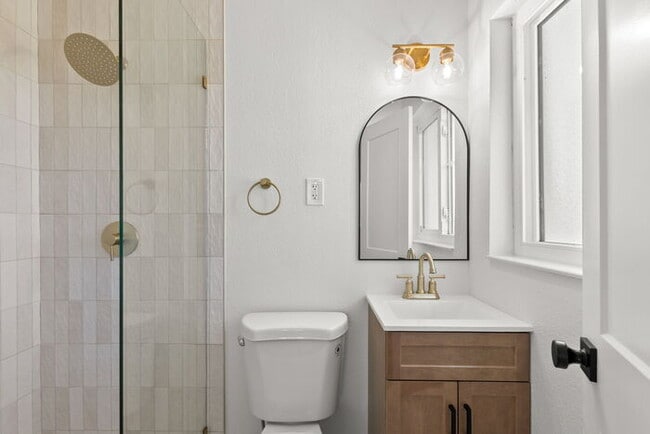 Building Photo - NEWLY RENOVATED Home For Rent in St Pete!