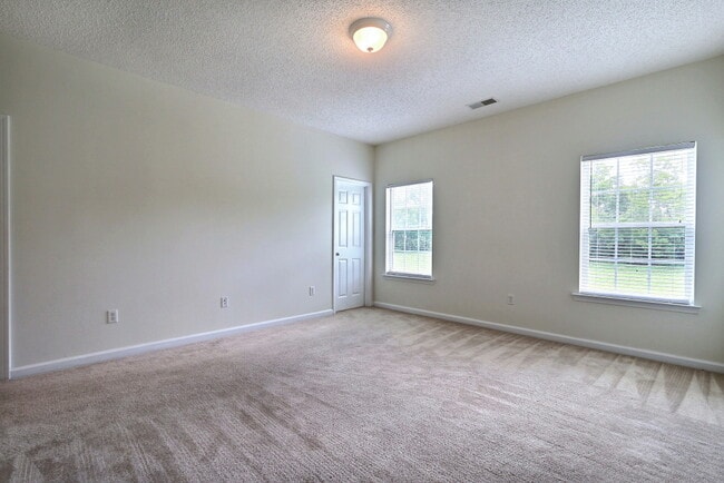 Building Photo - 3 Bedroom 2 Bathroom Live Oak - Richmond Hill
