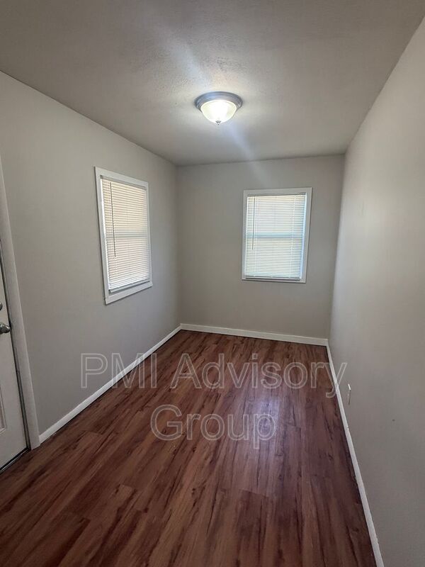 Building Photo - 3105 SE Adams St