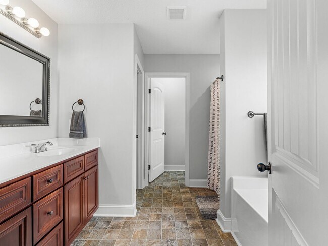 Building Photo - Beautiful Home Close to MCAS New River Air Station