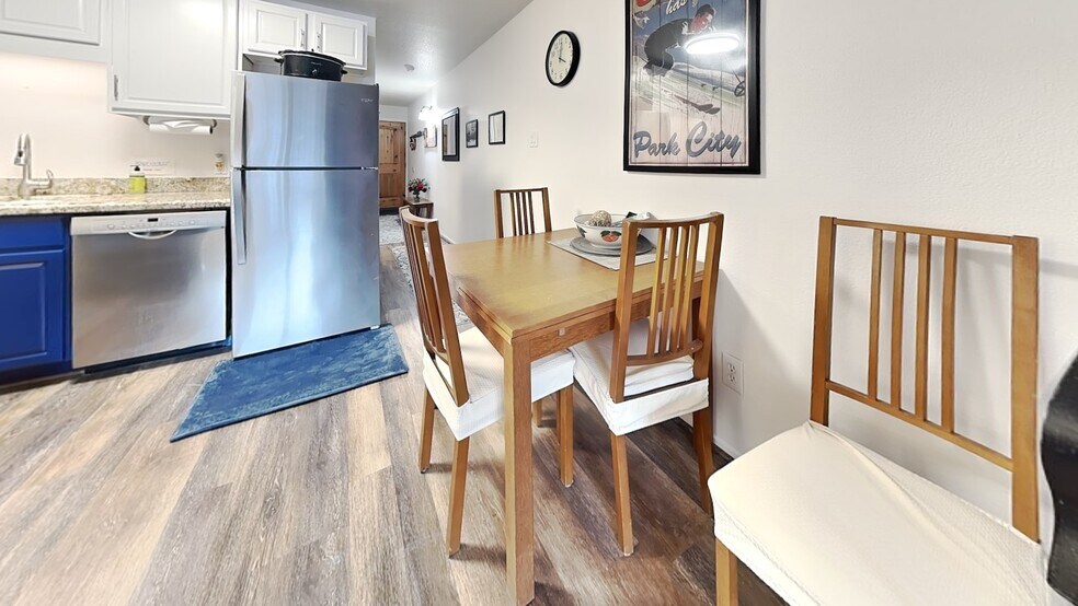 Building Photo - 1530 Empire Ave