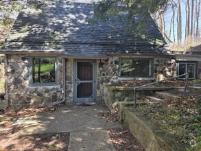 Building Photo - 2119 Highland-
