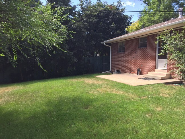 Building Photo - 3 Bedroom, 2 Bath! with Parking, Washer and Dryer, finished basement! (Comanche)