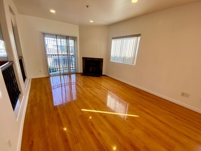 Building Photo - Spacious 4 Bed, 3 Bath Townhouse in Torran...