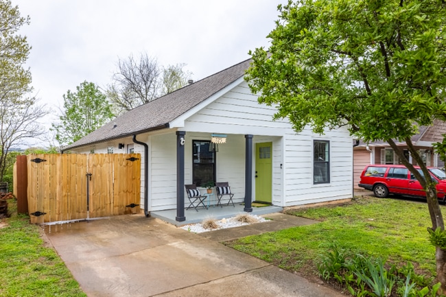 Building Photo - 725 Grant Terrace SE