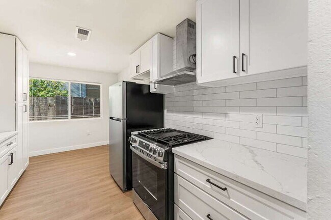 Building Photo - 327 22nd St