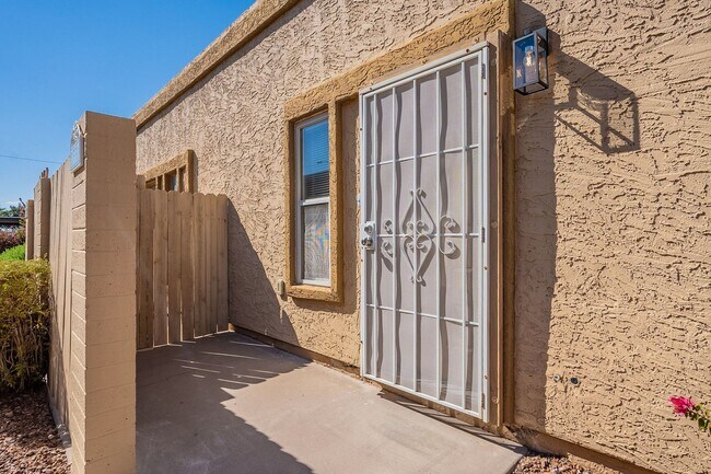 Building Photo - Updated townhome near Central Phx/Biltmore!