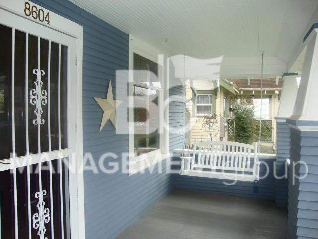 Building Photo - Charming Sellwood Home Offers Lots of Character & Charm!