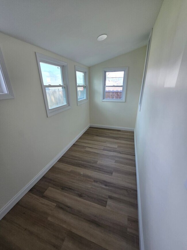 Building Photo - 2 BEDROOM SINGLE FAMILY HOME