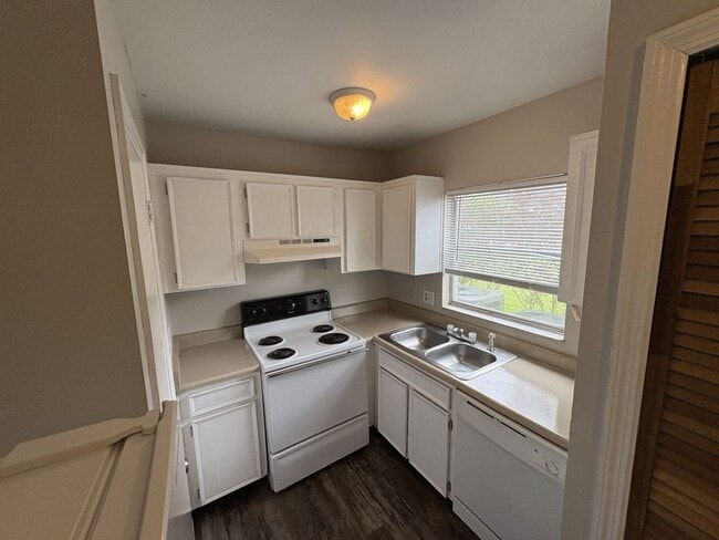 Building Photo - 1st floor 2 bedroom 2 bathroom