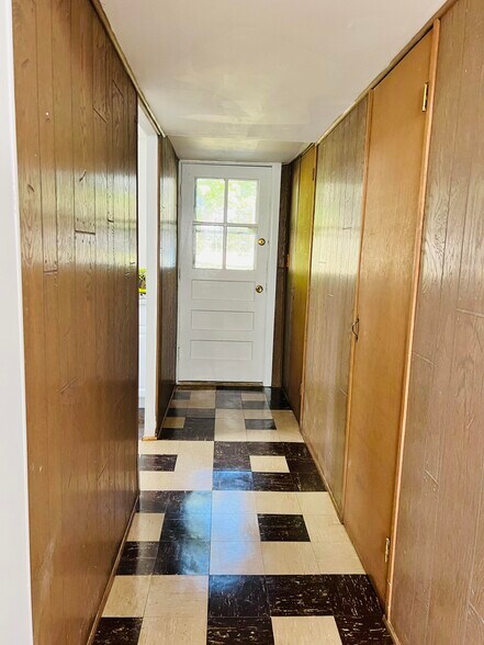 Building Photo - 1405 Pleasant Valley Dr