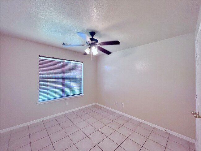 Building Photo - 18523 Spinney Ln
