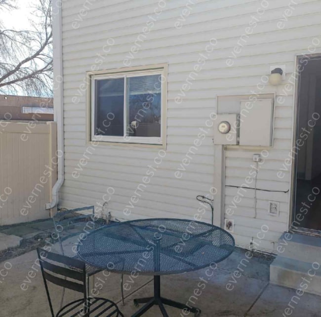 Building Photo - 3-Bedroom, 1.5-Bathroom Home in a Convenie...