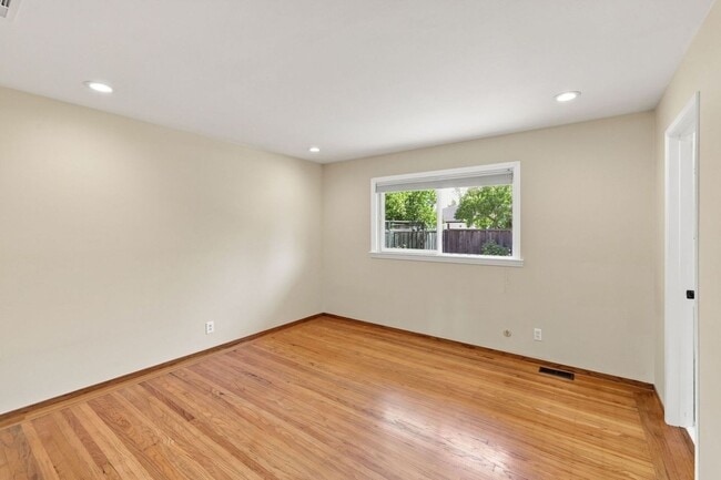 Building Photo - 10700 Farallone Dr