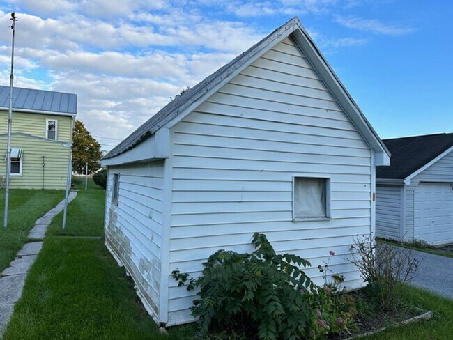 Building Photo - 3 Bedroom 1 Bathroom Myerstown Single Home