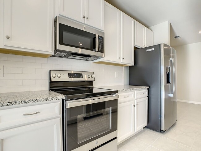 Building Photo - Villa Home in West Port - 3/2/2 close to s...