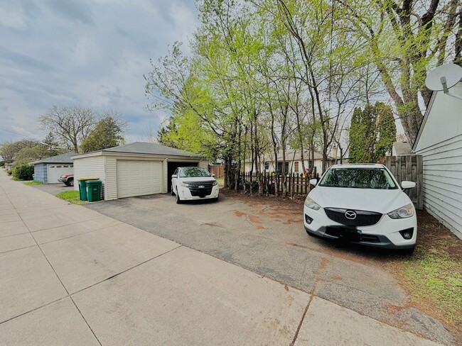 Building Photo - Great crystal home with huge fenced in bac...