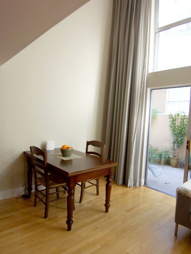 Building Photo - Epic REA/Azari PM: Private Oasis, 1 BR/ 1....