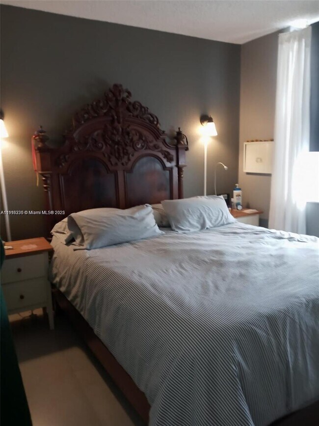 Building Photo - 9350 Fontainebleau Blvd