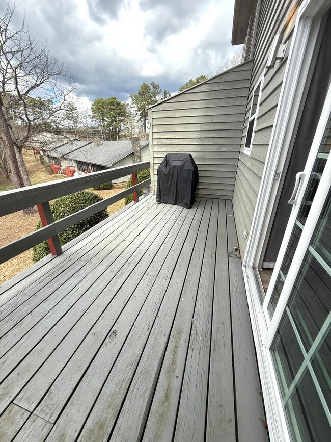 Building Photo - COMPLETELY RENOVATED TOWNHOUSE