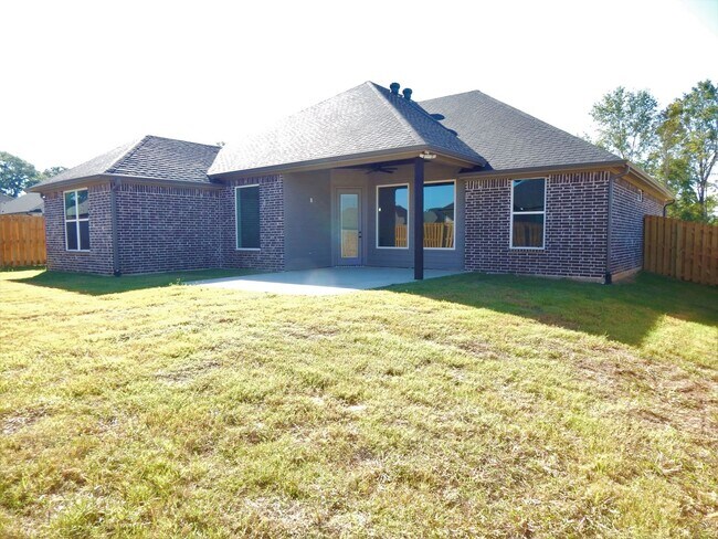Building Photo - Whitehouse ISD! Gorgeous 4 Bedroom, 2 Bath...