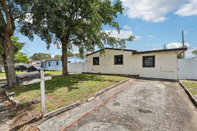 Building Photo - 1421 N 68th Terrace