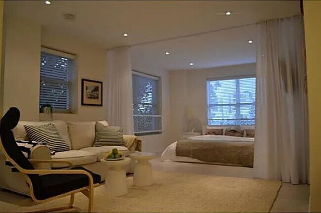 Building Photo - "Chic 1-Bedroom Retreat in the Heart of Miami Beach – Your Ideal Urban Sanctuary!"